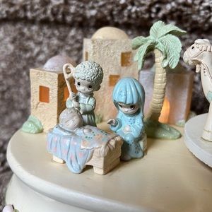 Precious Moments Nativity lighted action musical box Flight into Egypt Enesco